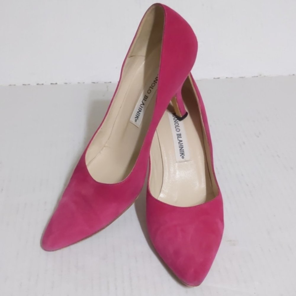 Manolo Blahnik BB 70 MM Suede Closed Toe Heels